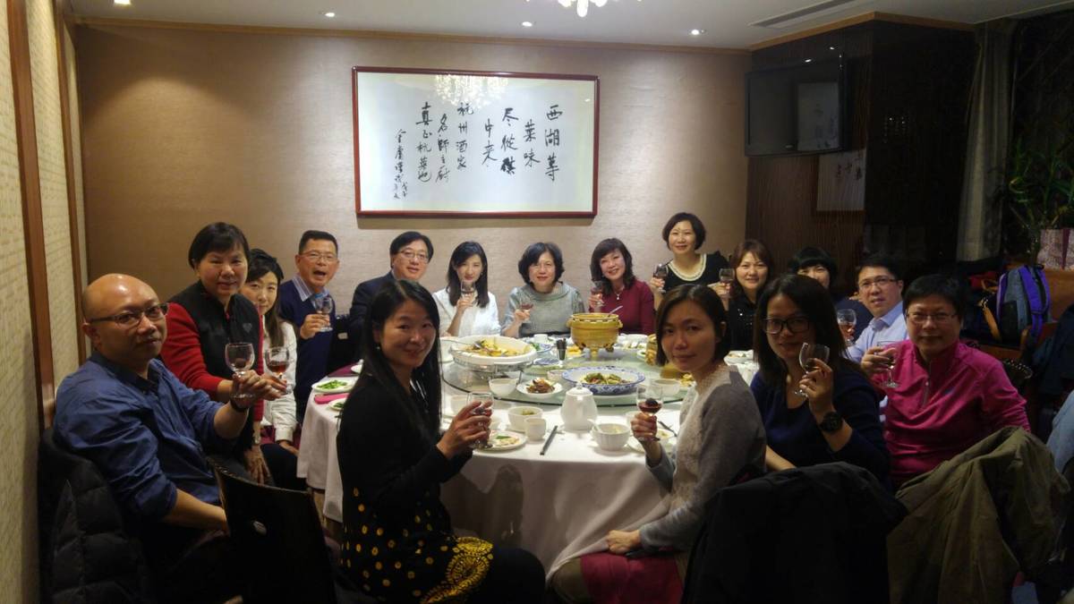 <地區校友會動態>金雞報喜-香港校友會成立大會 各校友會組恭賀團傳承會務經驗圖片