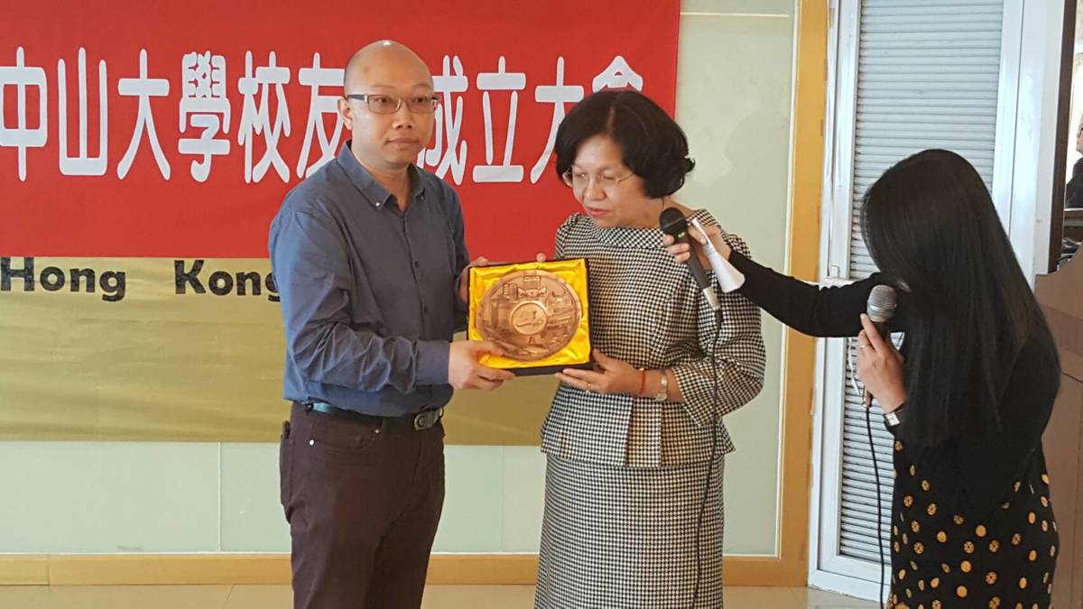 <地區校友會動態>金雞報喜-香港校友會成立大會 各校友會組恭賀團傳承會務經驗圖片