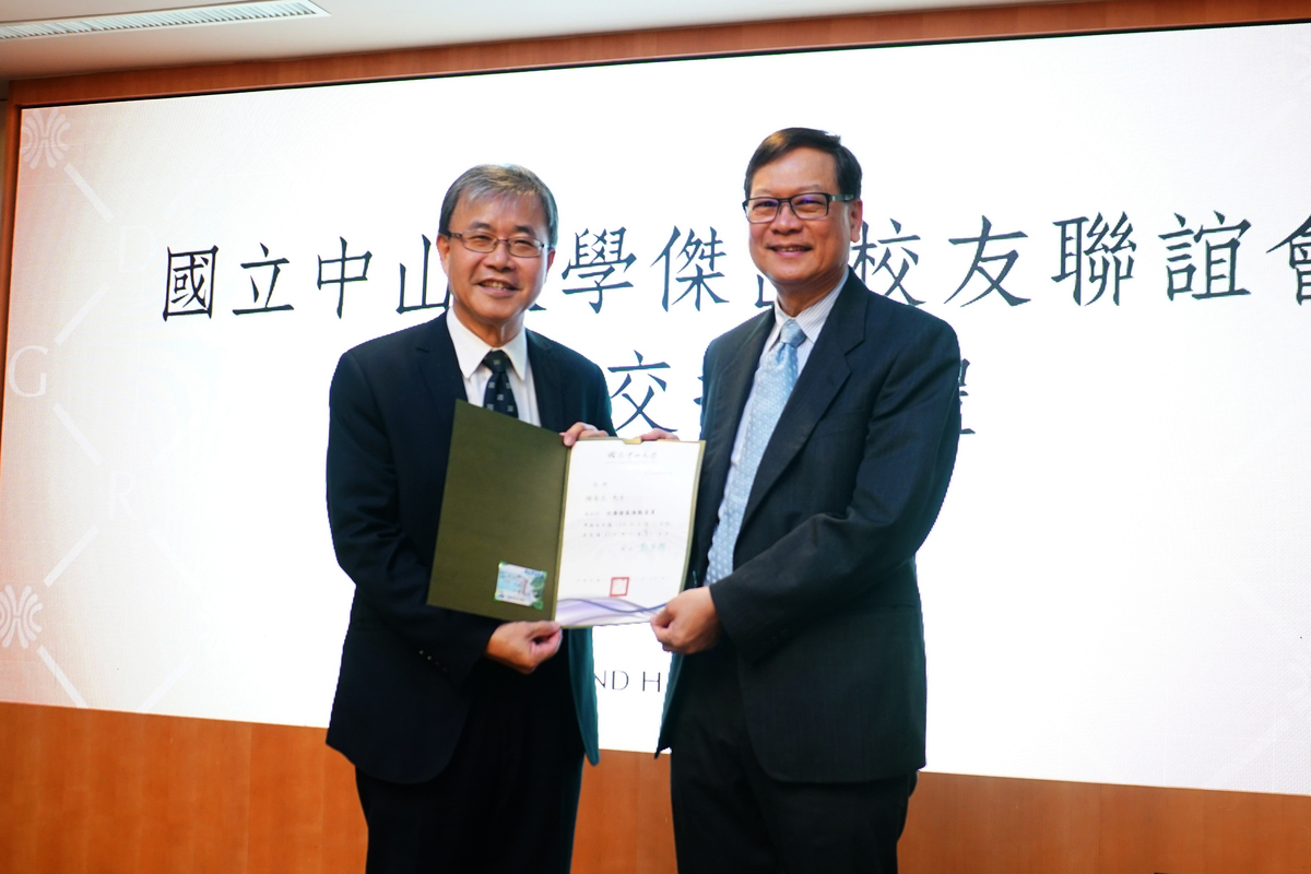 鄭校長(左)頒發校務推動委員聘書致賴春生醫師(右)圖片