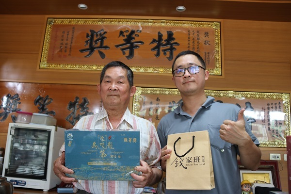 錢世坤校友(右)榮獲凍頂烏龍茶新品種特等茶王獎圖片
