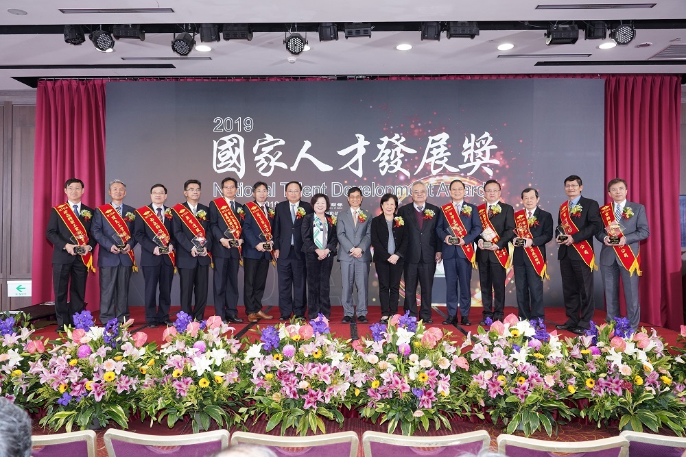 獲2019國家人才發展獎的11個績優單位與行政院林萬億政務委員(右8)、勞動部許銘春部長(右9)合影圖片