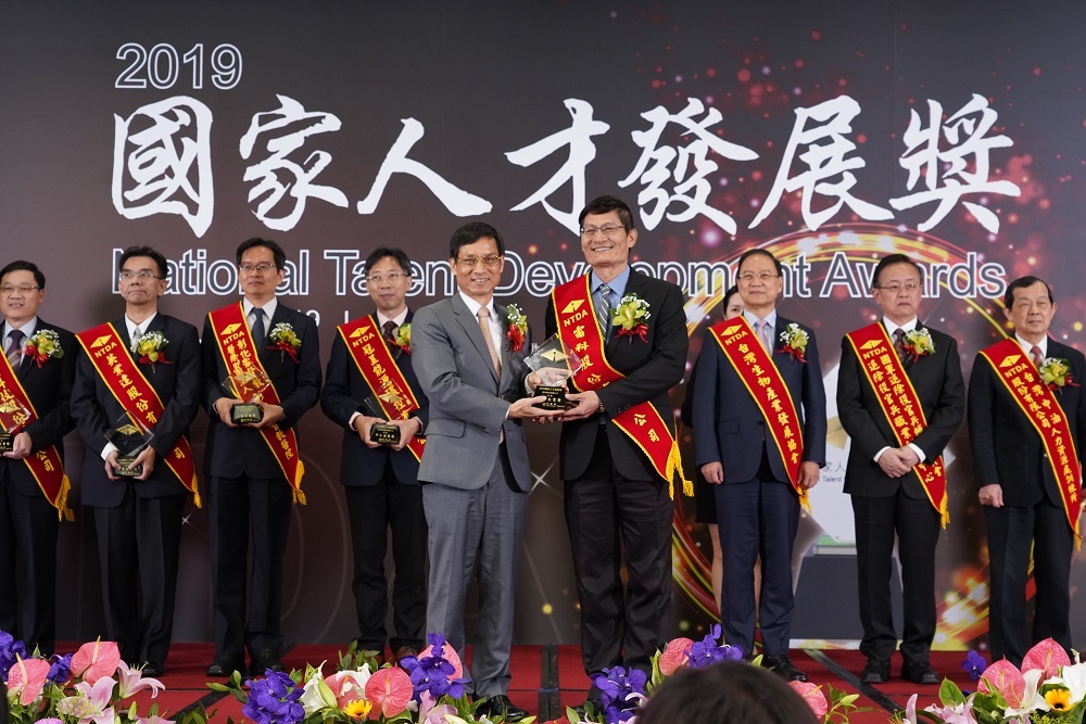 雷科公司代表黃萌義總經理(右)與林萬億政務委員合影圖片