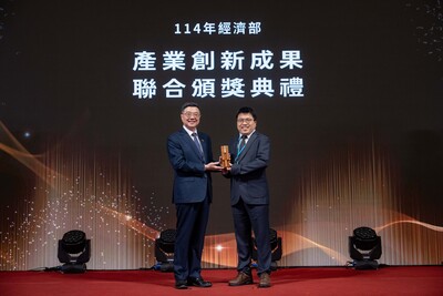 NSYSU professor Yung-Jr Hung wins the National Invention and Creation Award gold medal for inventing the miniaturized fiber optic gyroscopeImage