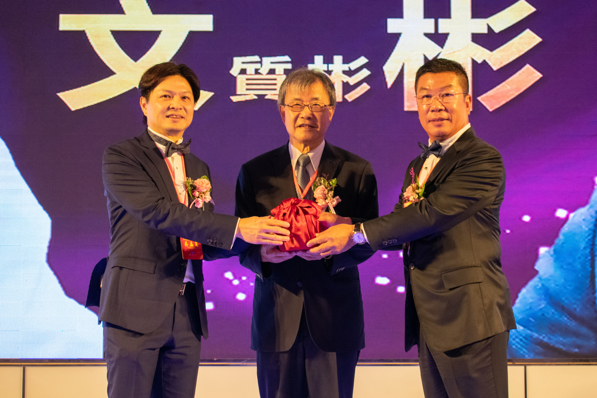 鄭英耀校長擔任監交人，左起：吳孟憲理事長(卸任)、鄭英耀校長、黃文彬理事長(新任)圖片