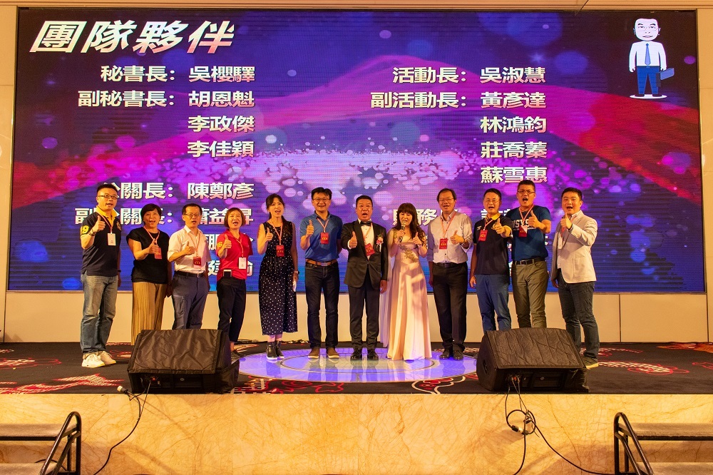 第七屆高雄市校友會服務團隊合影圖片