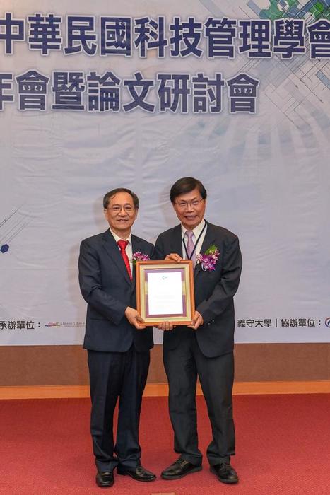 和別人學 跟自己比 中華醫事科技大學校長曾信超圖片
