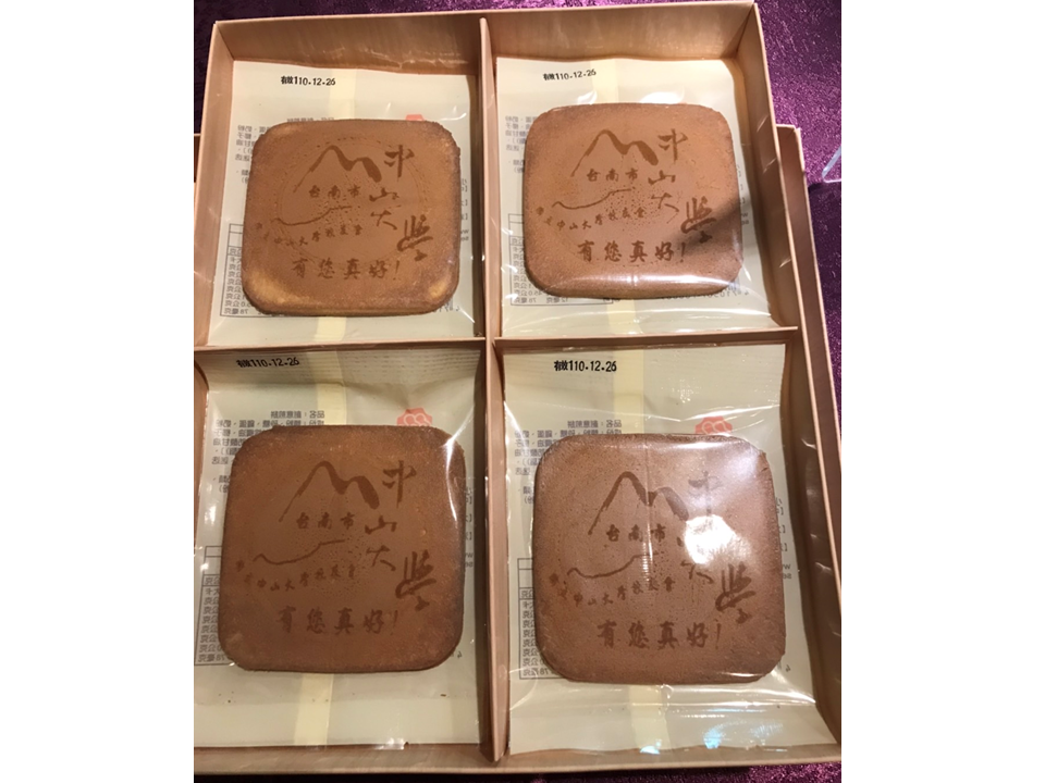 印有台南市校友會LOGO的客製化小林煎餅。圖片
