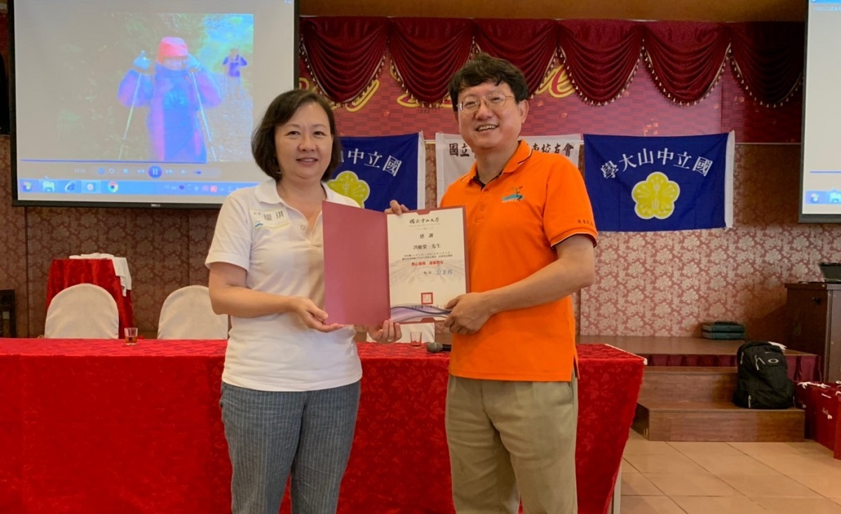 校友服務中心蔡璦琪秘書代表校方致贈洪理事長感謝狀圖片