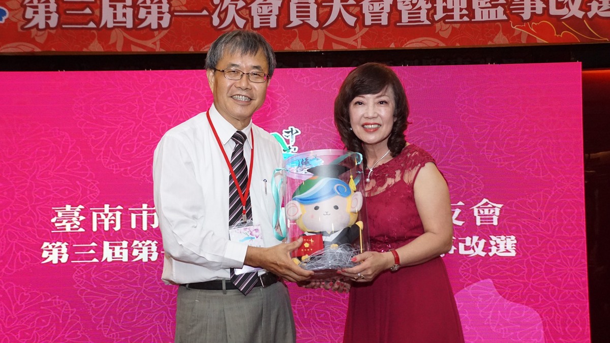 <地區校友會>「蓁正幸福」恭喜陳素蓁連任第三屆台南市校友會理事長圖片