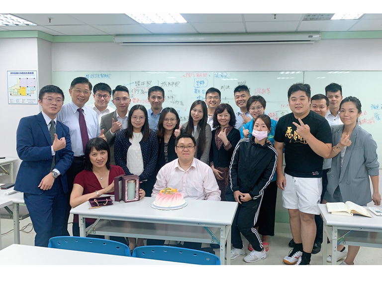 學員們為黃政堯老師慶生圖片