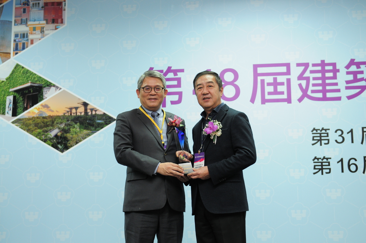 李雄慶董事長(右)與花敬群次長合影圖片