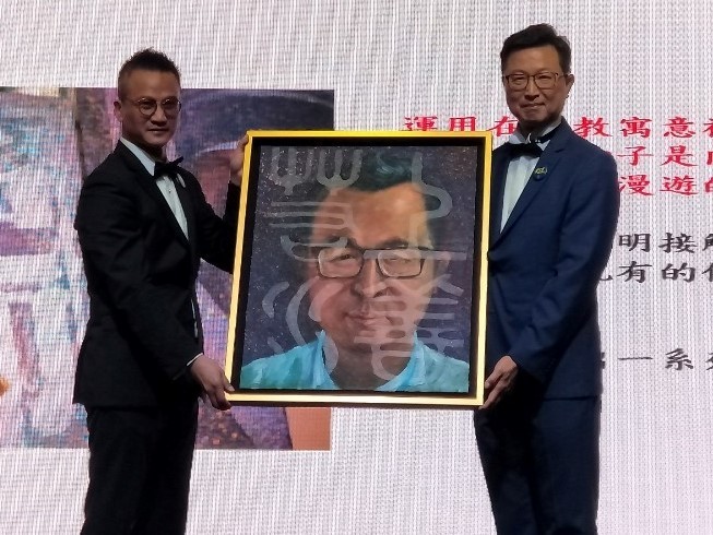 新任謝育仁理事長(左)致贈沈昌明老師畫作，感謝陳昭男理事長圖片