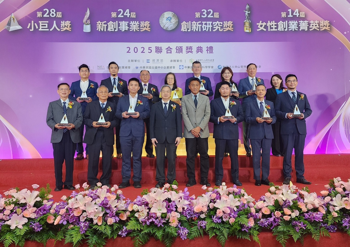 賀 校友總會廖昆隆理事 三隆齒輪股份有限公司榮獲經濟部第二十八屆小巨人奬圖片