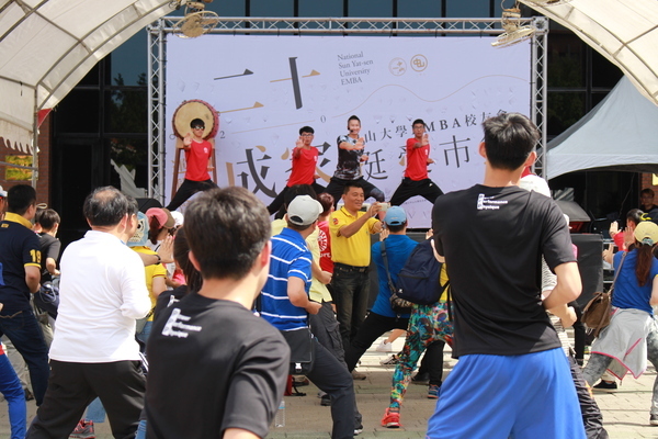 <系所校友會動態>挺愛中山 校友同樂 中山管院舉辦「挺愛市集暨趣味運動會」 為中山EMBA20週年慶暖身圖片