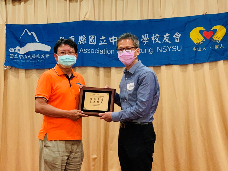 吳主任代表校方頒贈感謝牌予洪敏榮理事長。圖片
