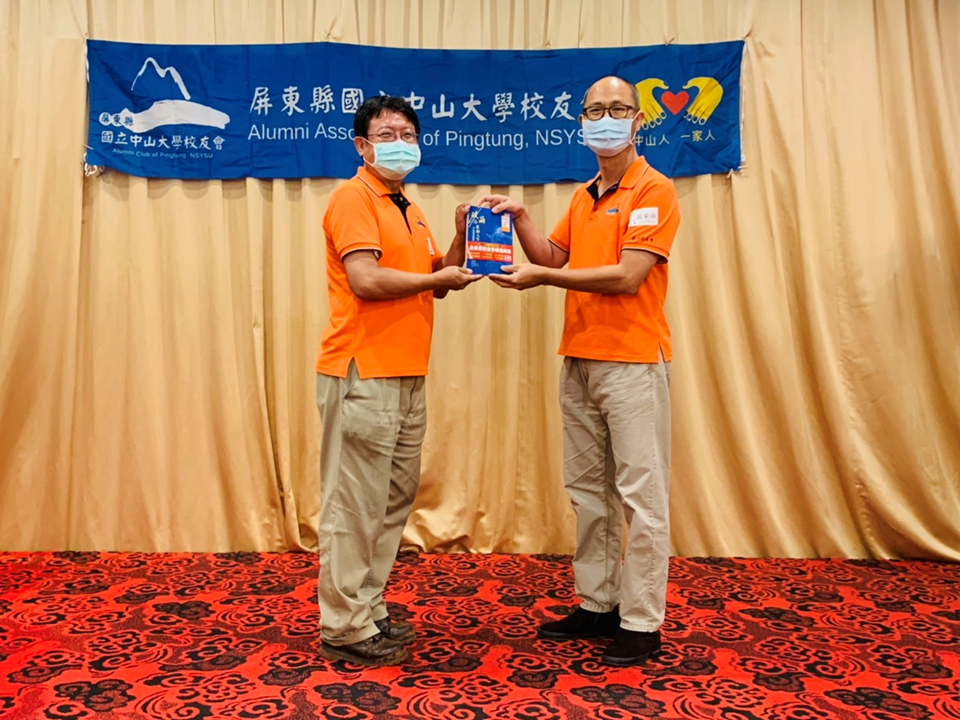 新任聶東南理事長贈書予洪敏榮醫師。圖片
