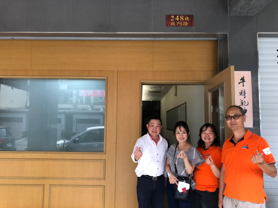 校友們於聶東南理事長潮州診所前合照。圖片