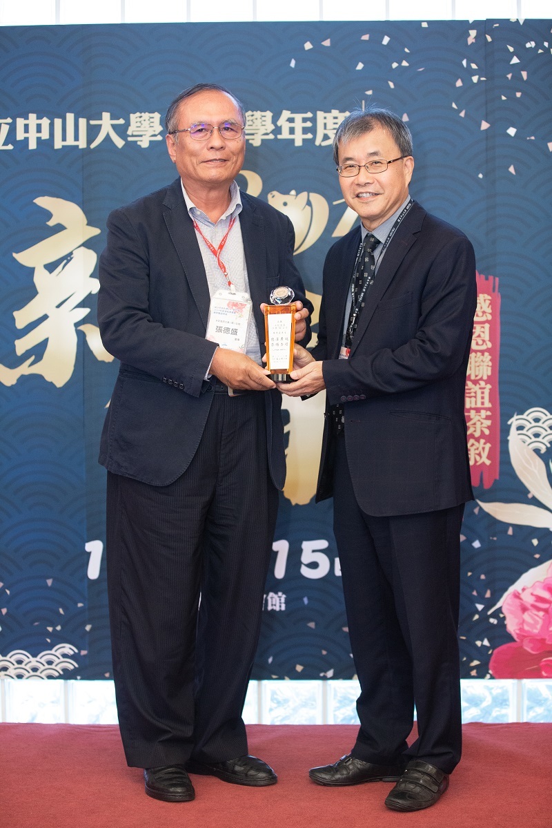 永記造漆張德盛董事獲頒感謝獎座圖片