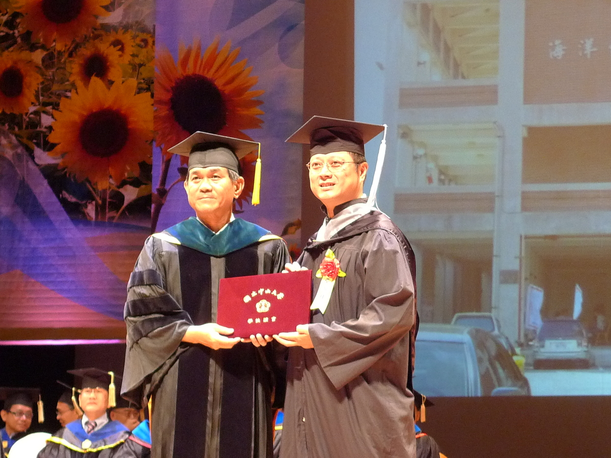 楊弘敦校長（左）頒發碩士畢業證書