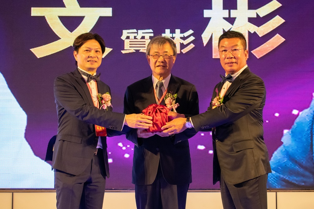 鄭英耀校長(中)擔任監交人，第六屆理事長吳孟憲(左)交棒給新任理事長黃文彬(右)圖片