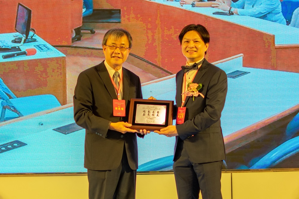鄭校長贈送吳孟憲理事長感謝牌圖片