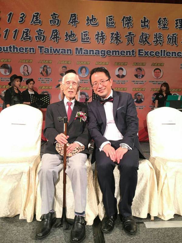 擔任高屏地區傑出經理主任委員圖片