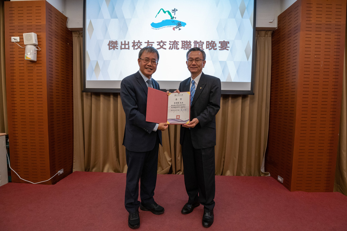 鄭英耀校長恭賀蔡崇禮董事長(右)接任第八屆會長圖片