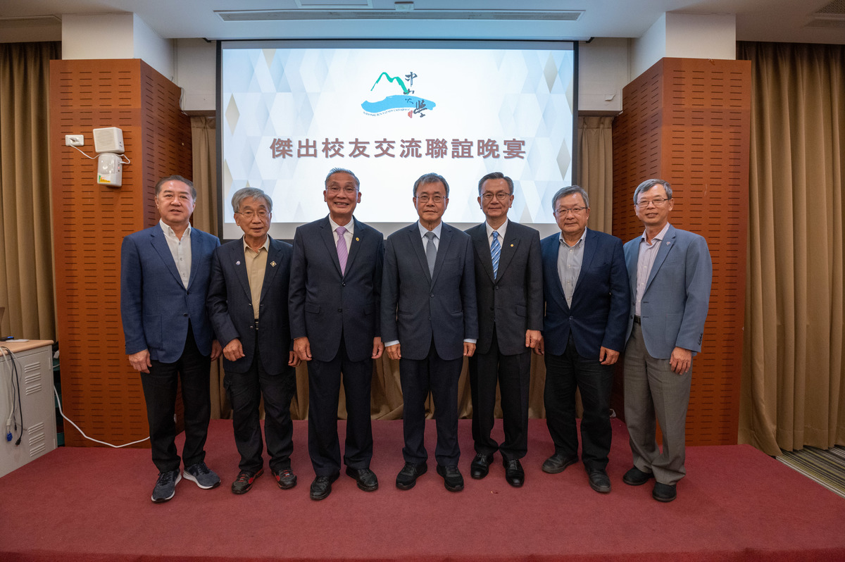 鄭英耀校長(中)、新任與歷屆會長合影，左起李雄慶會長、蘇成達會長、張永義會長、蔡崇禮會長(新任)、謝進南會長、陳建榮會長圖片