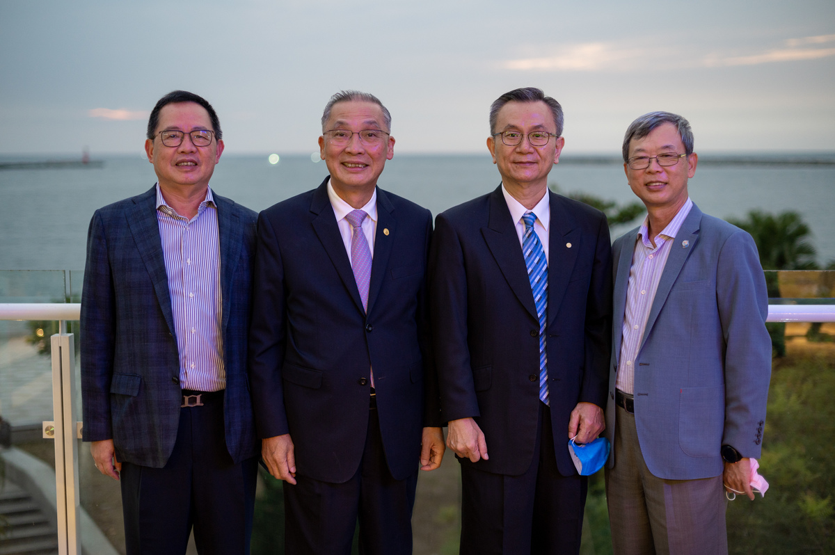 傑出校友聯誼會新任與歷屆會長合影，左起謝龍隱會長、張永義會長、蔡崇禮會長(新任)、陳建榮會長圖片