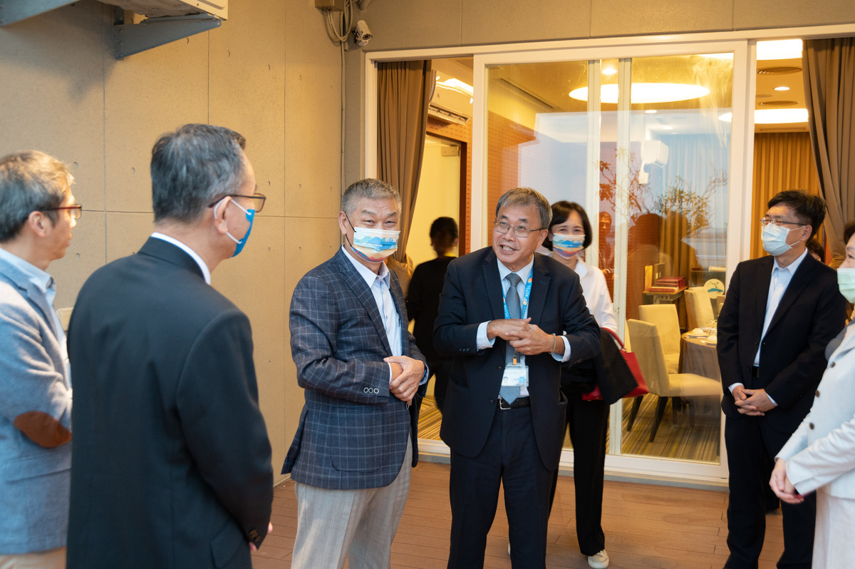 鄭校長與傑出校友們熱絡交流圖片