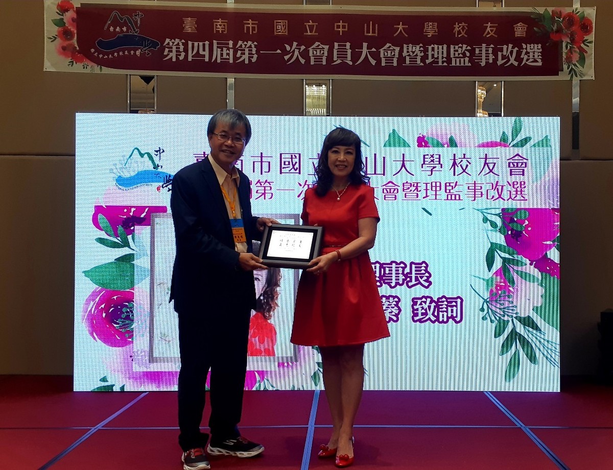 鄭英耀校長致贈感謝牌給陳素蓁學姐圖片