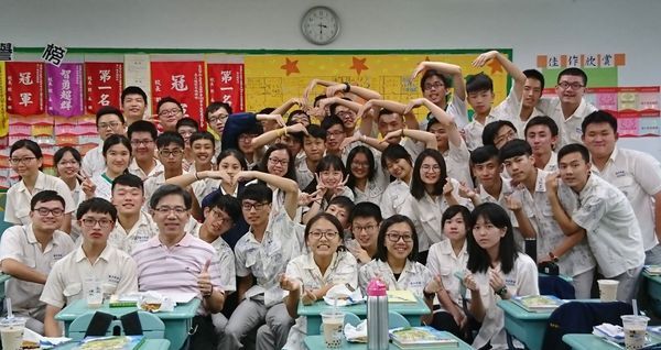 <西灣光華>翱翔天際的大學黃金歲月 中國文學系74級詹志超圖片
