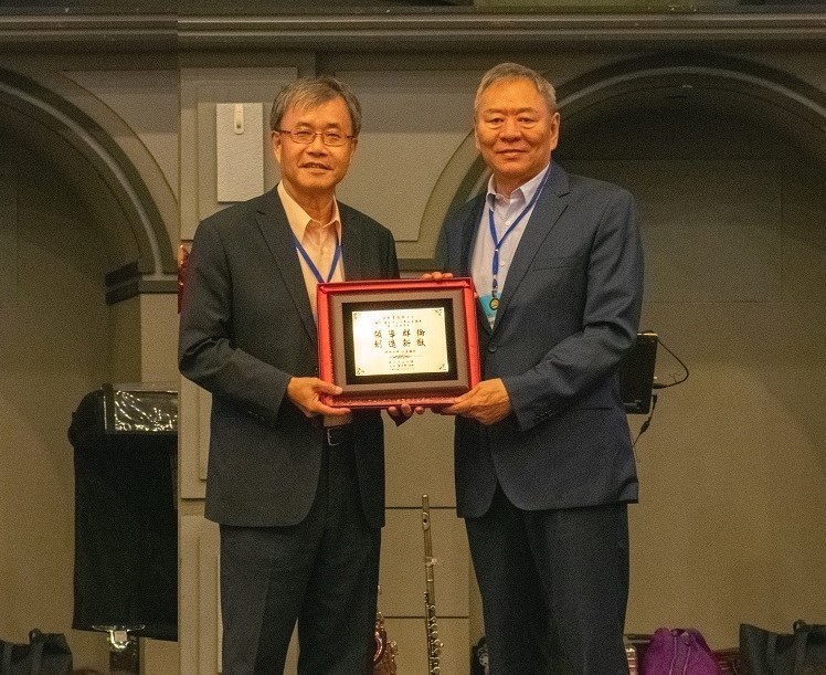 鄭英耀校長頒贈感謝牌予雷祖綱理事長圖片