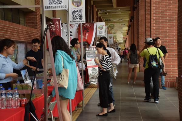 畢業拼就業！ 中山大學畢典首結合校友徵才圖片