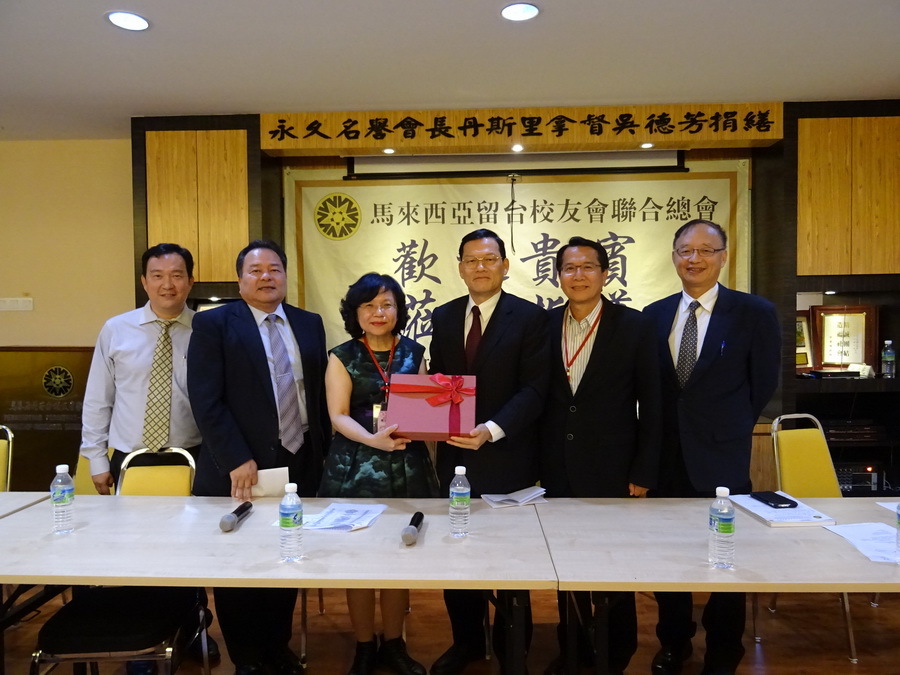 致贈章計平大使紀念品圖片