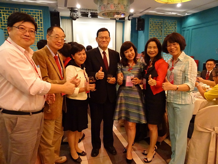 參訪成員與章計平大使合影圖片