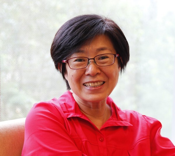 <102傑出校友>不懼跌倒 多元學習 外國語文學系73級楊順美圖片
