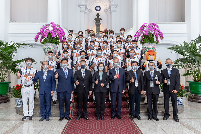 共享職棒榮耀 傑出校友凃忠正率2020年總冠軍統一獅隊晉見總統圖片