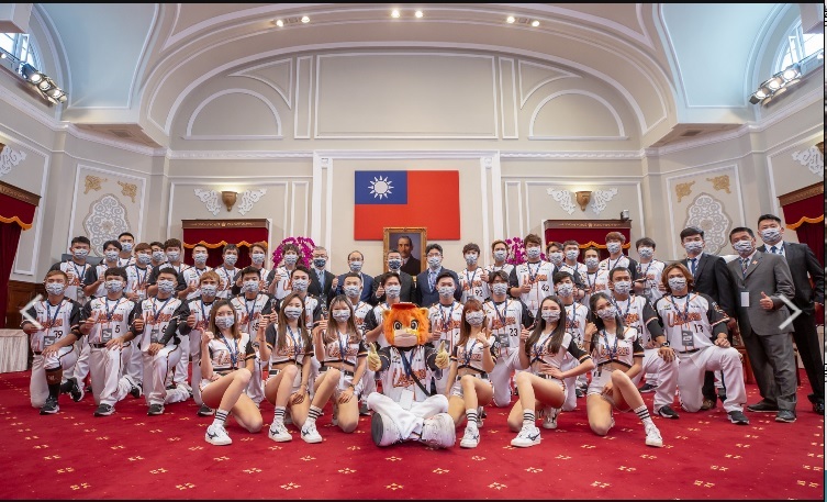 共享職棒榮耀 傑出校友凃忠正率2020年總冠軍統一獅隊晉見總統圖片