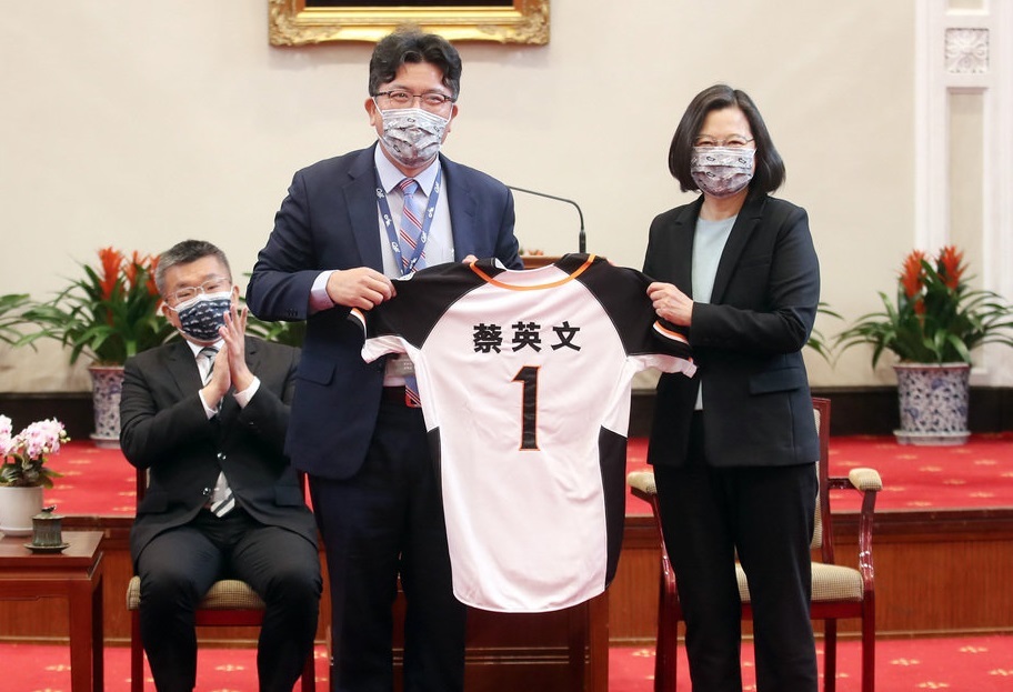 共享職棒榮耀 傑出校友凃忠正率2020年總冠軍統一獅隊晉見總統圖片