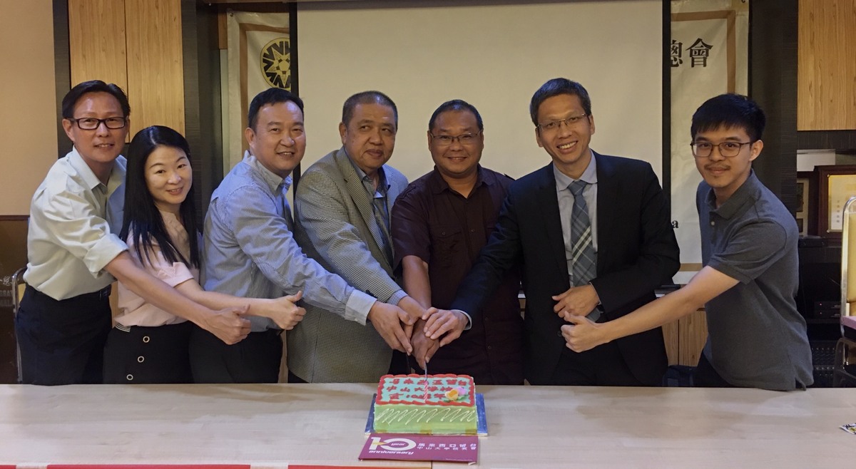 慶祝馬來西亞校友會成立10週年,左起劉興源顧問、國際事務處葉慧清組員、馮許全卸任會長、拿督陳紹厚、杜韻松新任會長、校友服務中心吳基逞主任、陳鍾瑋副會長圖片