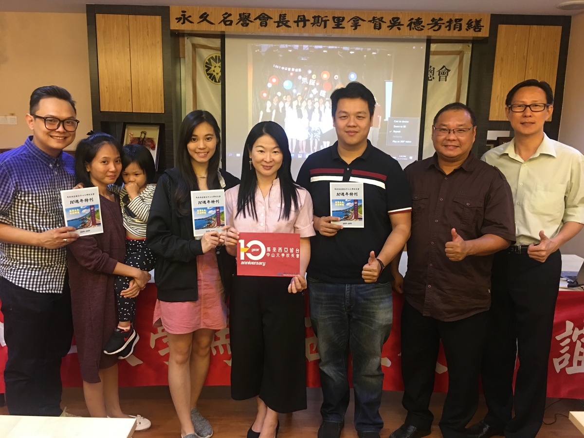 國際處葉慧清(右四)組員與校友合照圖片