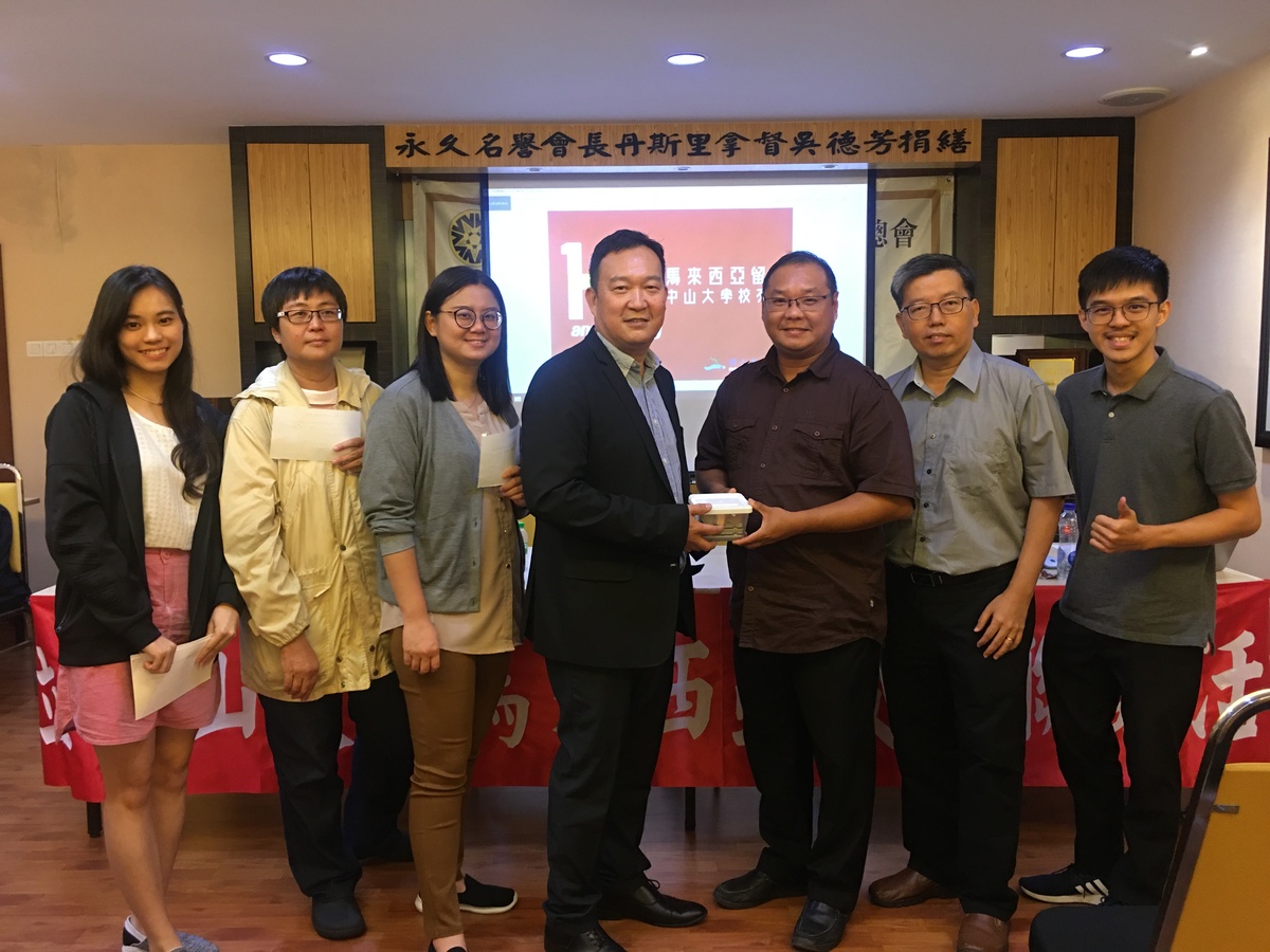 新舊任會長與理事幹部合照,左起許允雯理事、林瑩瑩理事、成凱欣理事、馮許全會長、杜韻松會長、鄭志平理事、陳鍾瑋副會長圖片