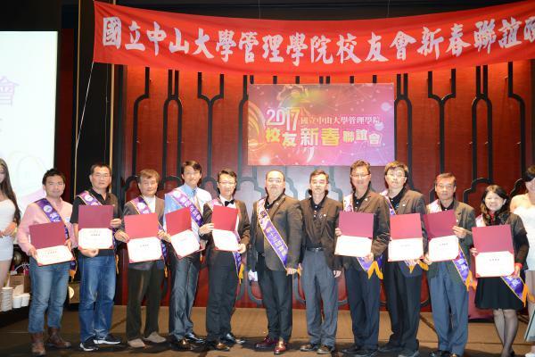 <系所校友會動態>雞運亨通迎新春 管院系所校友齊聚頭圖片