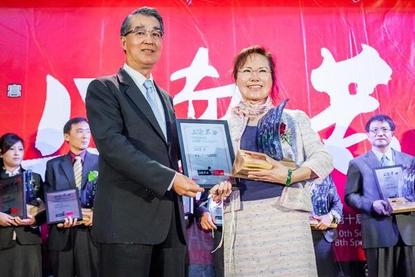 102年第十屆高屏地區傑出經理人圖片